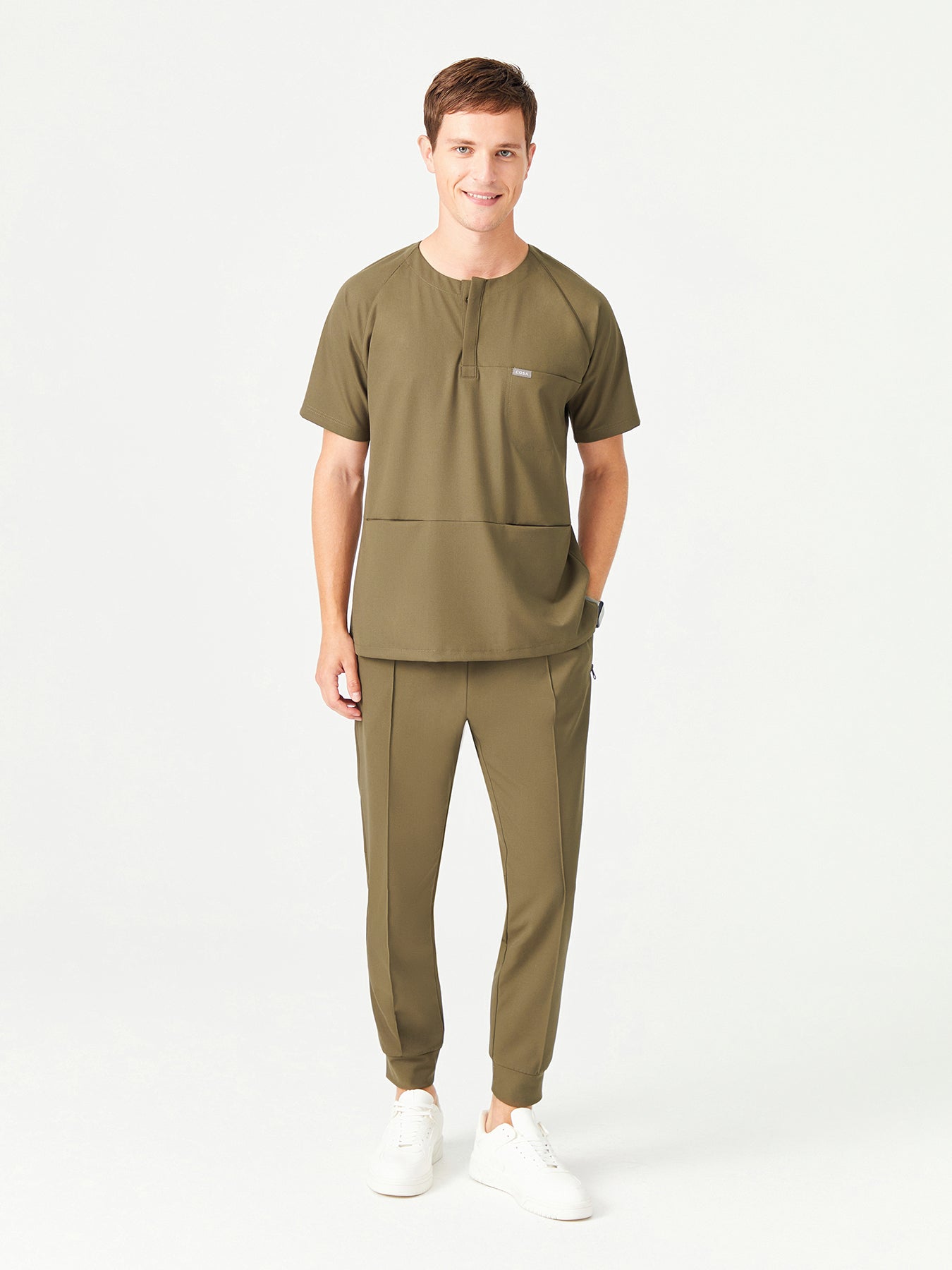 Casaca Sanitaria Cosa x Studio Brandia® 01 de Cuello Redondo con Botones para Hombre – Verde Caqui