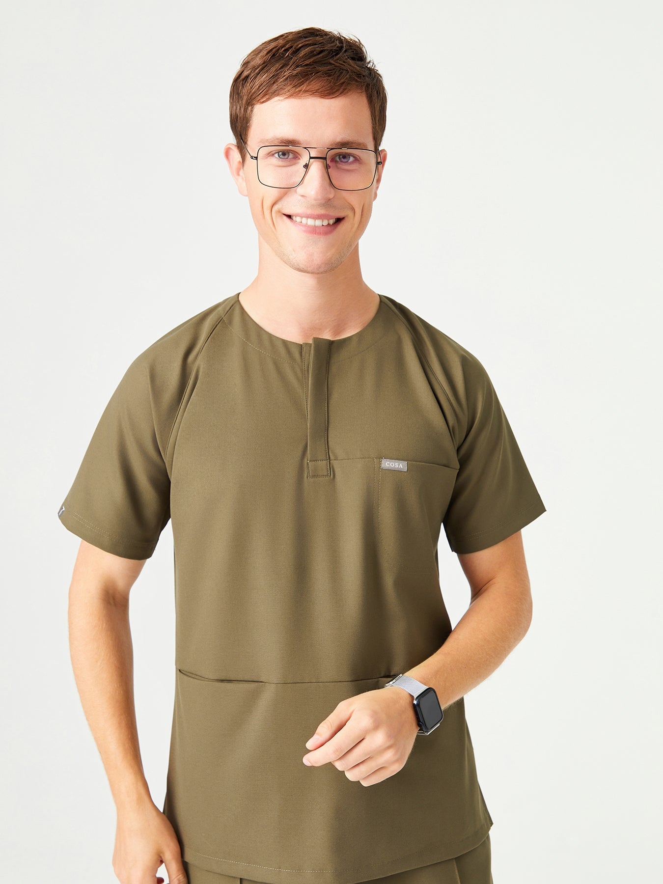 Casaca Sanitaria Cosa x Studio Brandia® 01 de Cuello Redondo con Botones para Hombre – Verde Caqui