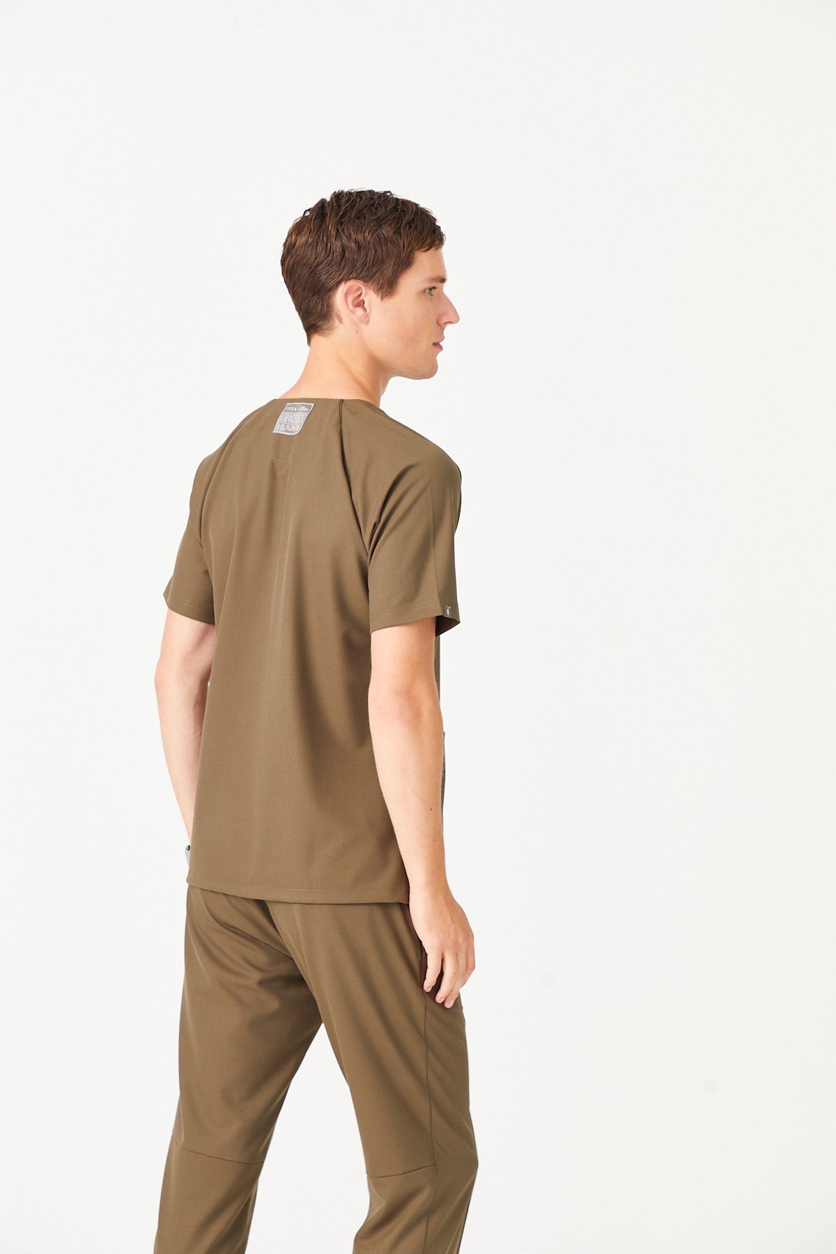 Casaca Sanitaria Cosa x Studio Brandia® 01 de Cuello Redondo con Botones para Hombre – Verde Caqui
