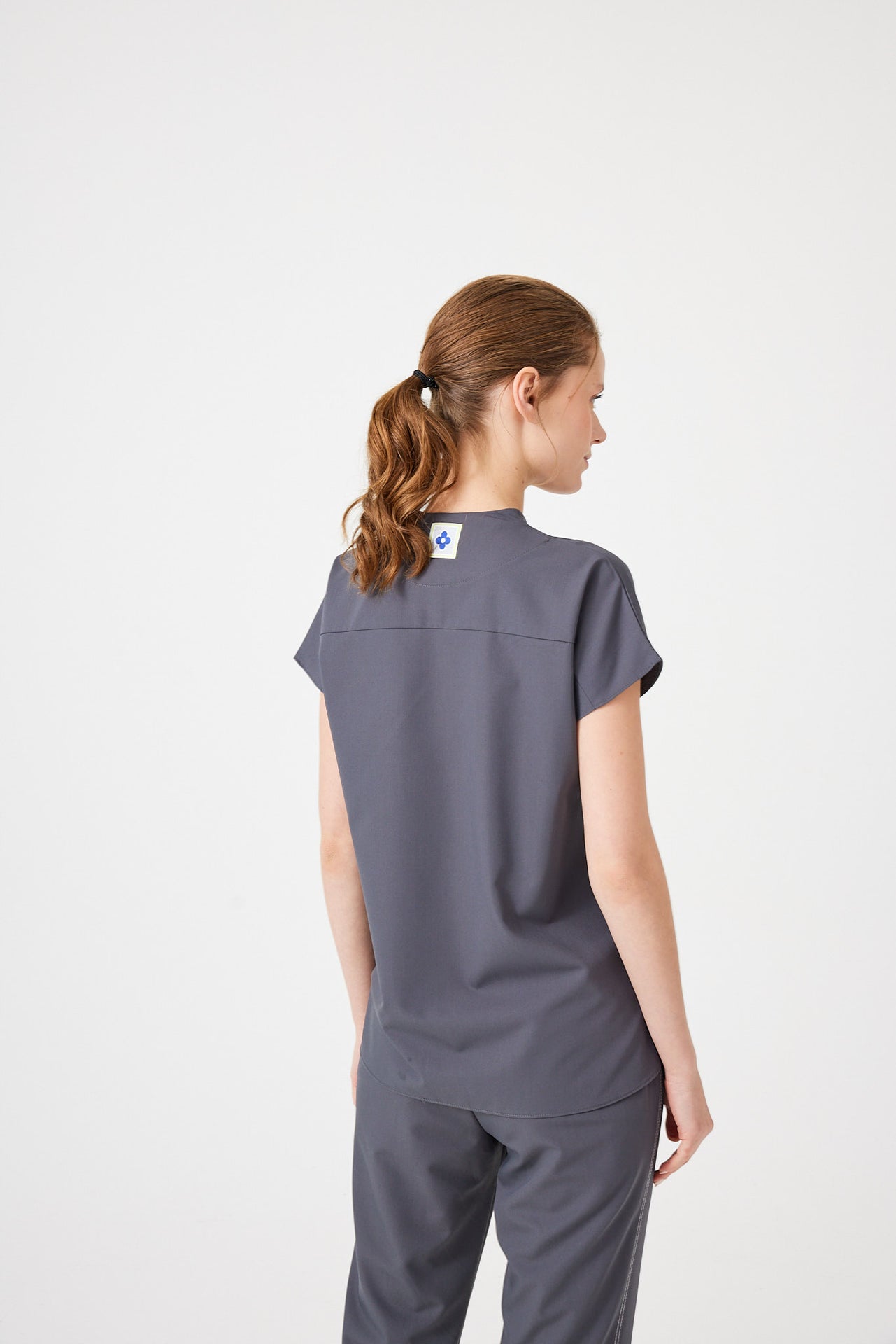 Cosa Fortius® Women’s V-Neck Scrub Top – Anthracite