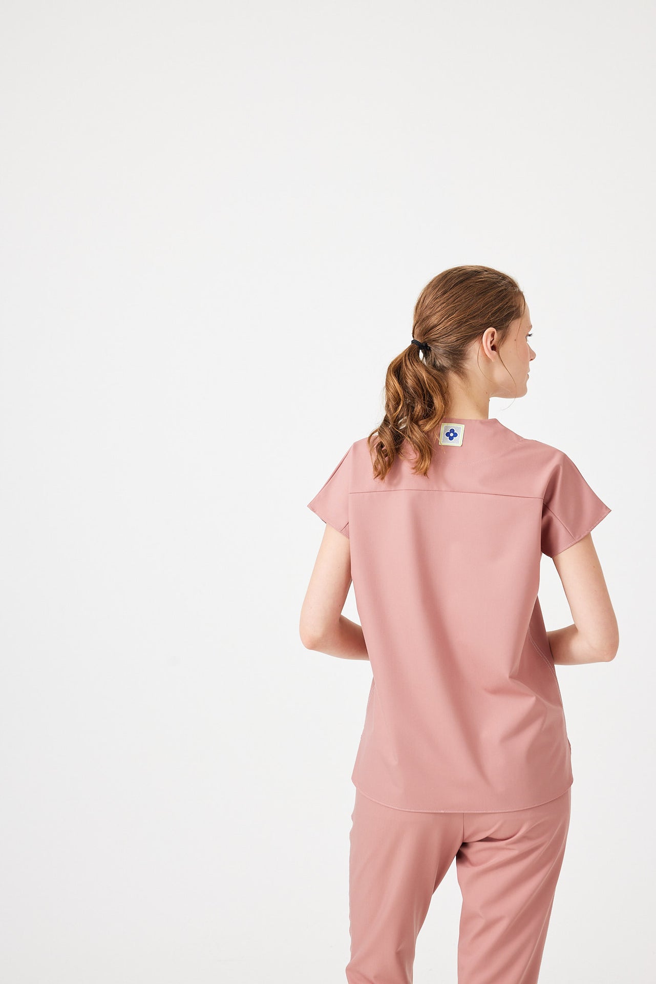 Cosa Fortius® Women’s V-Neck Scrub Top – Powder